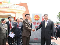 Đặt cột mốc đôi tại Cửa khẩu Lao Bảo-Den Savanh